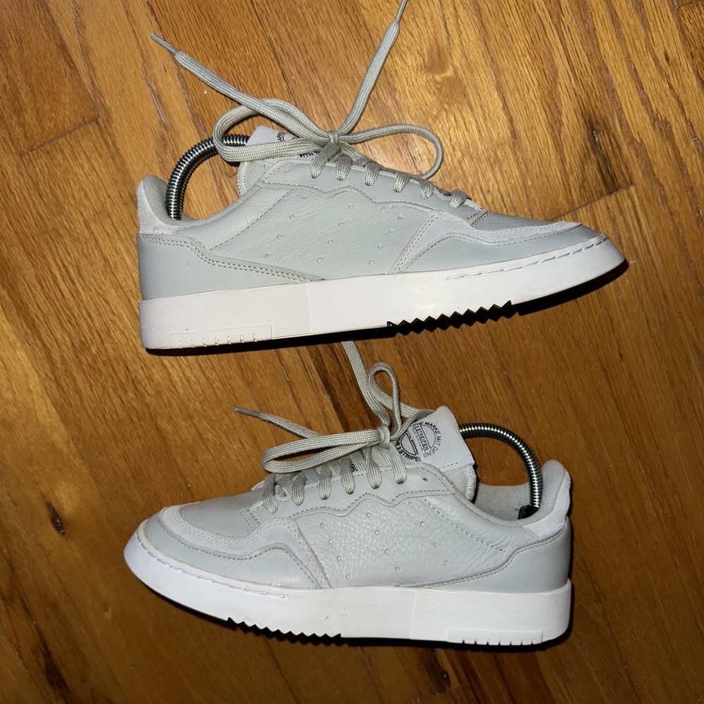 Adidas Supercourt Shoes Womens Size 7.5 Gray White Leather EE6045 Low Top Casual